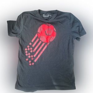 UNDER ARMOUR BLACK/RED SOCCER GRAPHIC LOOSE FIT T SHIRT